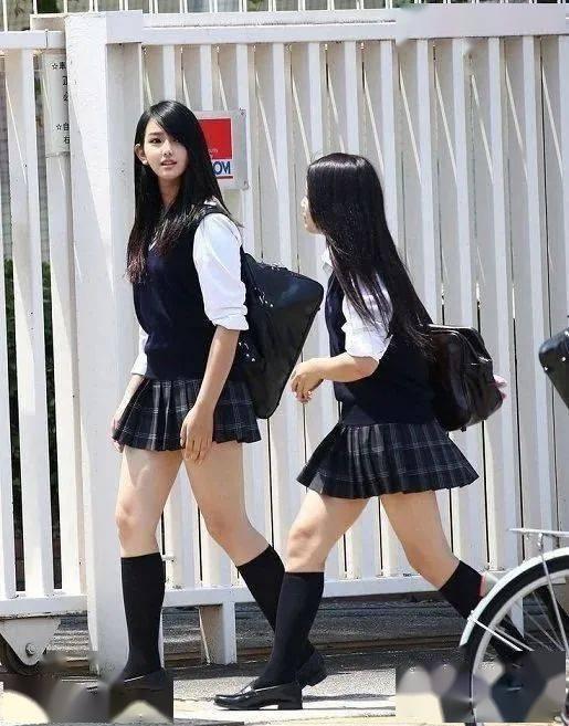 伪娘 隔着丝袜榨精