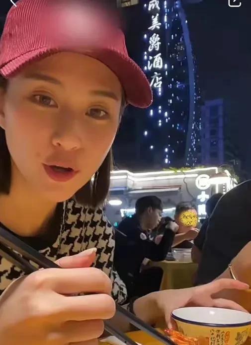 明星吃娱乐圈大瓜视频,明星真实吃瓜瞬间，揭秘幕后真相
